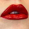Nahaufnahme glänzend geschminkter Lippen in leuchtendem Rot – intensives, hochglänzendes Finish mit SUVA Beauty OPAKES Cosmetic Paint als Basis.