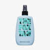 Das Fox Tan Hydrating Body Spray in Hellblau bietet einen Duft nach Island Coconut Mango und wird in einer 220-ml-Flasche geliefert.
