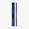 Ein NABLA Brow Divine Augenbrauenstift in Blau und die dazu passende blaue Verpackung, beide aufrecht stehend.