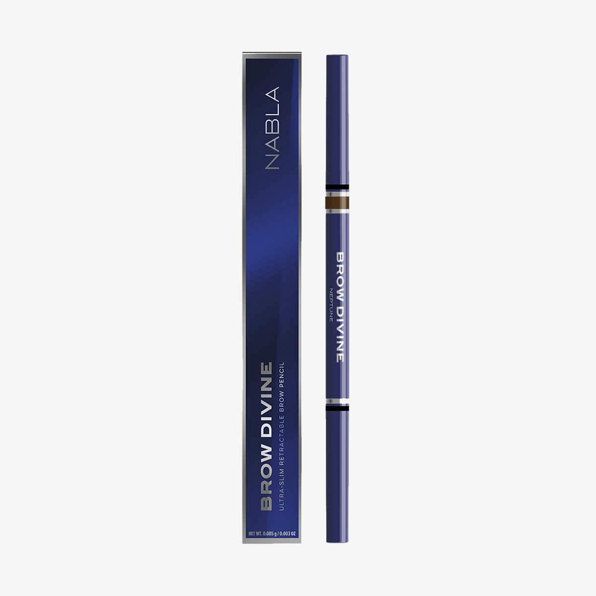 Ein NABLA Brow Divine Augenbrauenstift in Blau und die dazu passende blaue Verpackung, beide aufrecht stehend.