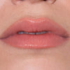 Nahaufnahme von glänzenden, nudefarbenen Lippen mit dem Fantastick Lipstick Sunstone von LH Cosmetics.
