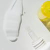 Cremeklecks und das Applikator einer Acnemy Zitcontrol® Tube auf weißem Grund