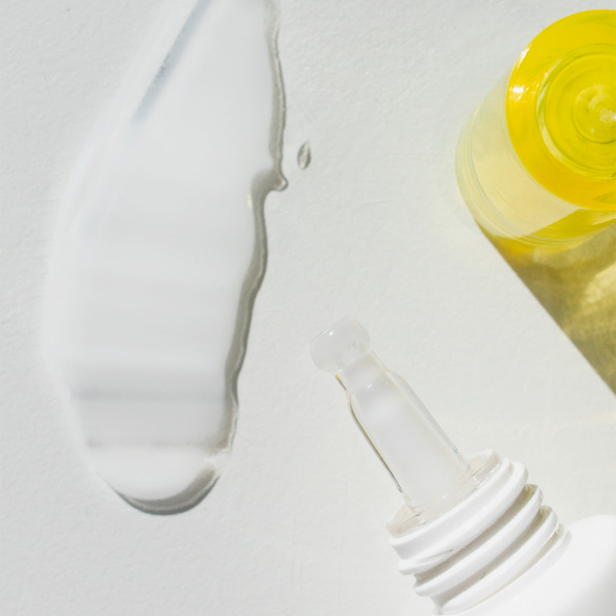 Cremeklecks und das Applikator einer Acnemy Zitcontrol® Tube auf weißem Grund
