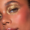 Nahaufnahme eines Auges, das mit dem goldenen Lidschatten aus der LH Cosmetics Basic Elements Palette geschminkt wurde.