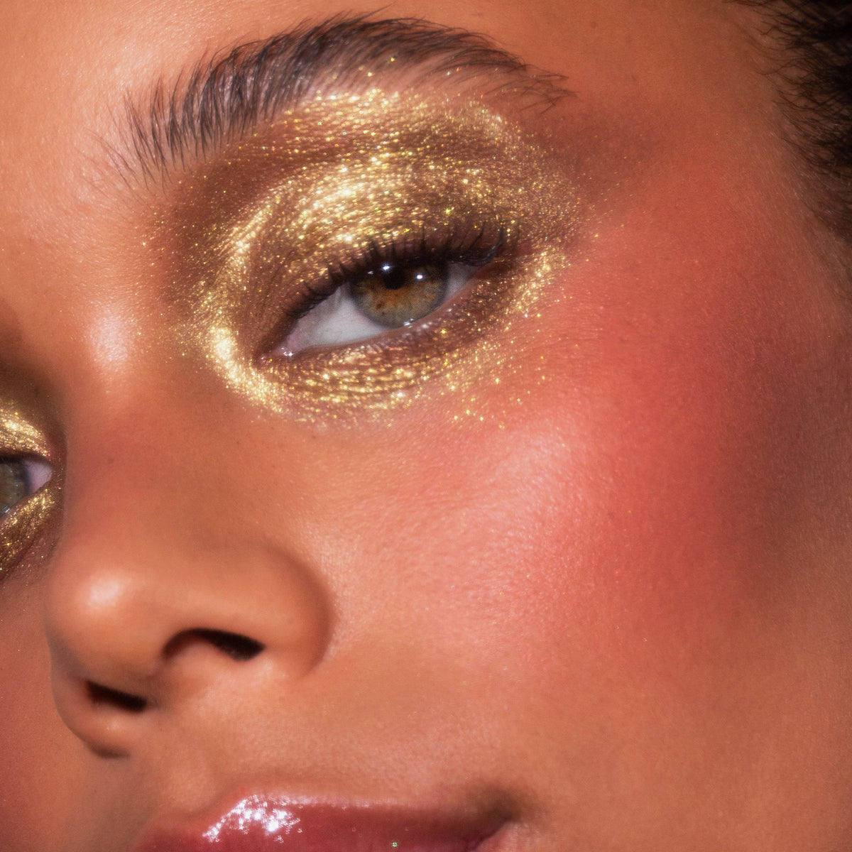 Nahaufnahme eines Auges, das mit dem goldenen Lidschatten aus der LH Cosmetics Basic Elements Palette geschminkt wurde.