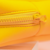 Nahaufnahme eines gelben Reißverschlusses auf der gelben Stoffoberfläche der PURISH Bag.