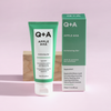 Tube und Schachtel des Apple AHA Exfoliating Gel werden auf einem rosa Hintergrund mit einem Holzblock präsentiert.