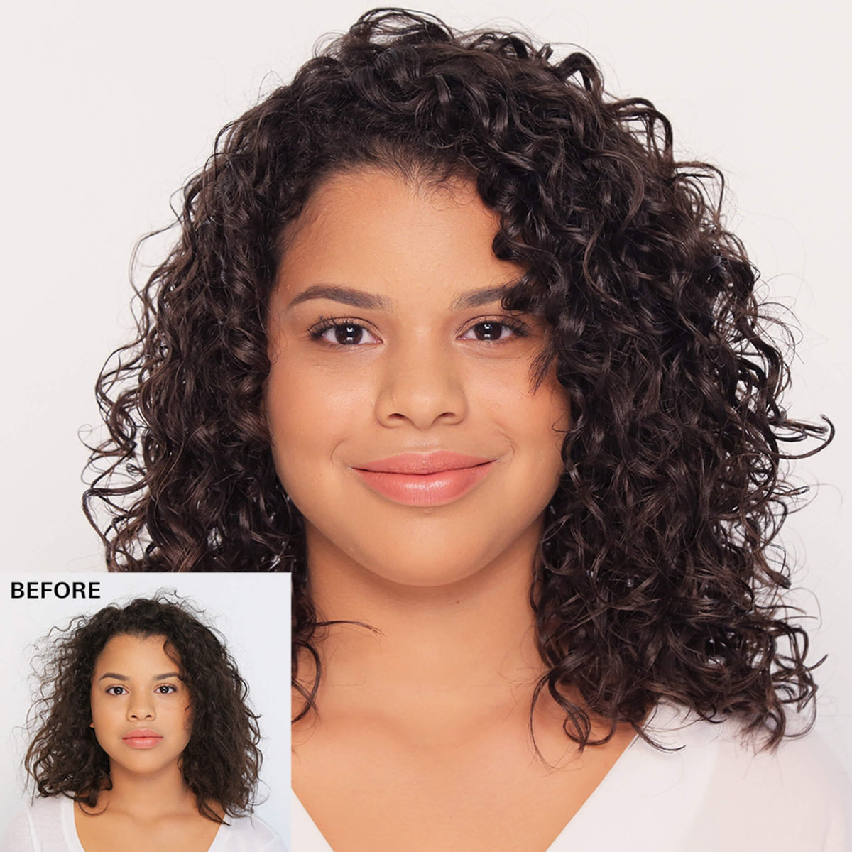 Eine Frau mit definierten, glänzenden Locken lächelt, nachdem sie Dream Coat For Curly Hair verwendet hat; im Einschubbild (VORHER) mit weniger definiertem, krauserem Haar.