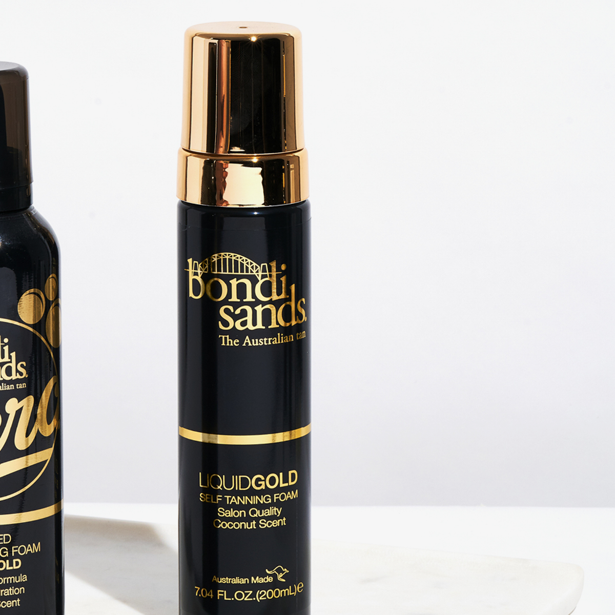 Schwarz-goldene Flasche Bondi Sands Self Tanning Foam auf weißem Hintergrund