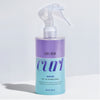 Eine Flasche Curl Wow Shook Epic Curl Perfector mit einem lila-blauen Inhalt auf weißem Hintergrund.