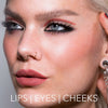 Nahaufnahme einer Frau mit auffälligem Make-up, Lidstrich und dunkel roséfarbenen Lippen, kreiert mit dem Crayon Lipliner Dusty Pink von LH Cosmetics. Text: Lips | Eyes | Cheeks.