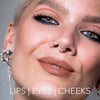 Nahaufnahme einer Frau mit auffälligem Make-up, Lidstrich und braun-nudefarbenen Lippen, kreiert mit dem Crayon Lipliner Sepia von LH Cosmetics. Text: Lips | Eyes | Cheeks.