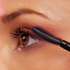 Nahaufnahme einer Person, die Mesauda Beauty's Big and Thick Lashes Mascara auf ihre oberen Wimpern aufträgt.