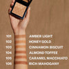 Ein Frau hält den Bronzer Bronze Venus von Mesauda Beauty, auf ihrem Unterarm sind die Farb-Swatches und die Farbnamen daneben.
