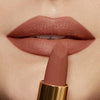 Der Matte Pleasure Lipstick in der Farbe Peach Deal auf den Lippen aufgetragen – Nahaufnahme mit samtig-mattem Finish.