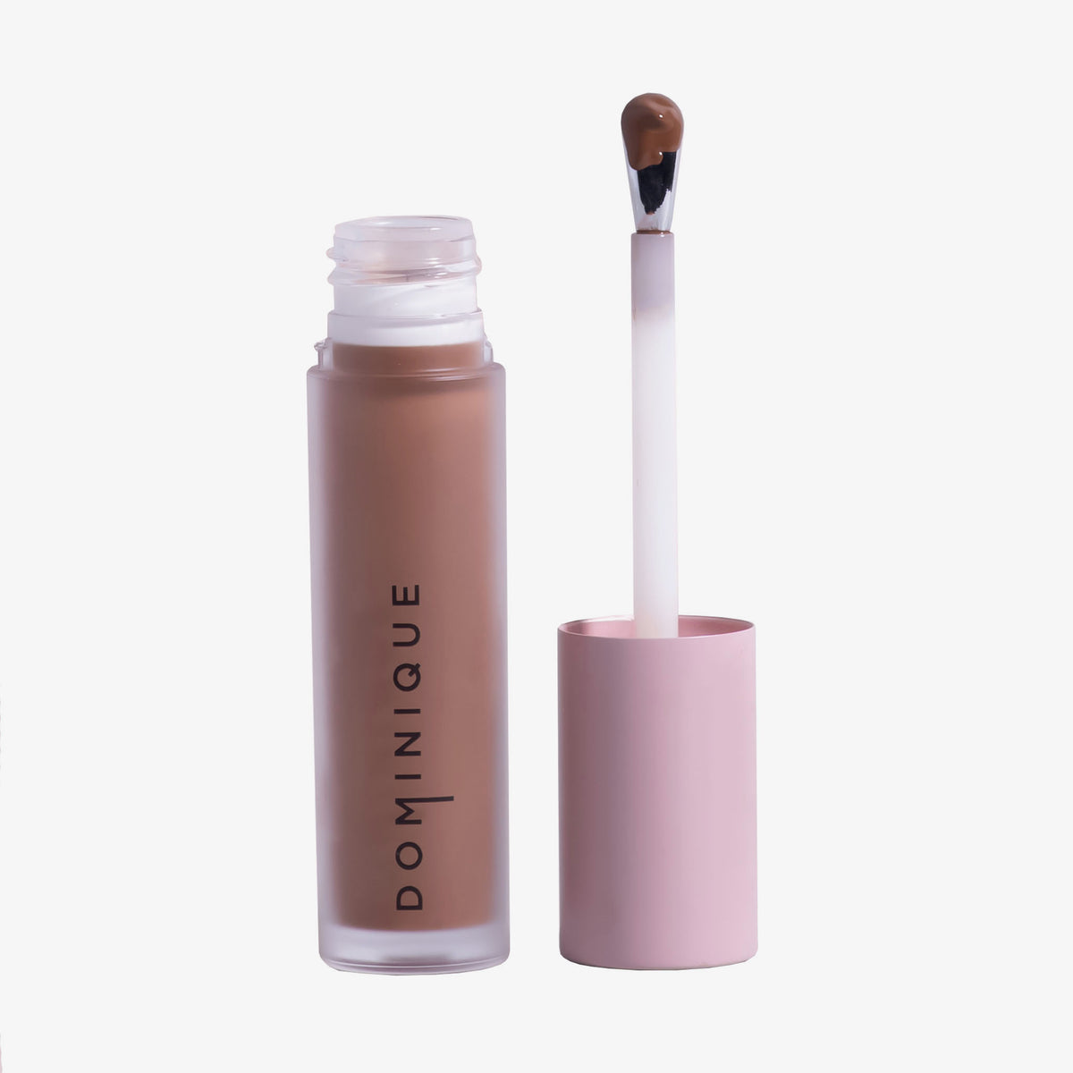 Auf weißem Hintergrund ist eine geöffnete Tube Wide Awake Full Coverage Concealer Java mit rosa Kappe und Applikatorstab abgebildet.