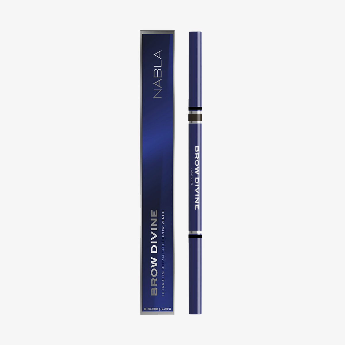 Ein NABLA Brow Divine Augenbrauenstift in Blau steht aufrecht mit seiner passenden Box.