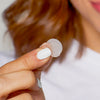 Ein Acnemy Zitless® Patch, der von einer Person gehalten wird