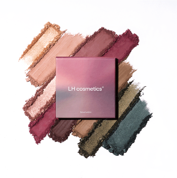 Die LH Cosmetics Reload Palette wird auf sechs Farbmustern bunter Lidschattenpuder präsentiert.
