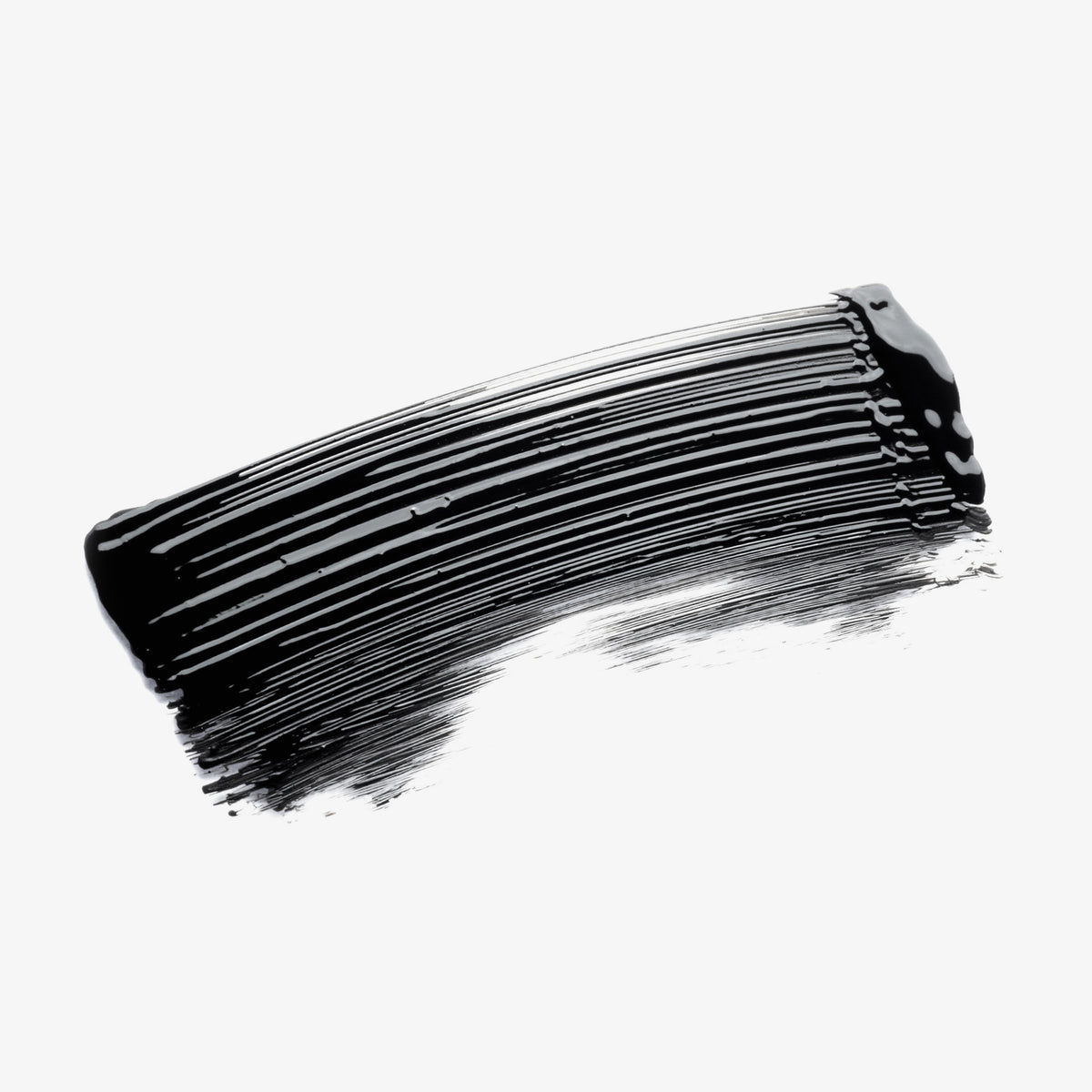 Big and Thick Lashes von Mesauda Beauty zeigt einen kräftigen schwarzen Strich auf weißem Hintergrund, der die sichtbaren Pinselstriche und die reiche Textur hervorhebt.