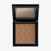 Der cremige Bronzer Bronze Venus von Mesauda Beauty in einer quadratischen Produktschale und integriertem Spiegel im Deckel und eingeprägtem M-Muster.
