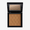 Der cremige Bronzer Bronze Venus von Mesauda Beauty in einer quadratischen Produktschale und integriertem Spiegel im Deckel und eingeprägtem M-Muster.
