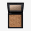 Der cremige Bronzer Bronze Venus von Mesauda Beauty in einer quadratischen Produktschale und integriertem Spiegel im Deckel und eingeprägtem M-Muster.
