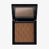 Der cremige Bronzer Bronze Venus von Mesauda Beauty in einer quadratischen Produktschale und integriertem Spiegel im Deckel und eingeprägtem M-Muster.
