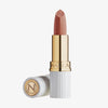 Matte Pleasure Lipstick in der Farbe Glam On in einem gold-weißen Etui mit einem erhabenen N auf der Kappe und der Lippenstiftspitze.