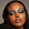 Person mit geschlossenen Augen und mittlerem Hautton präsentiert schimmernden, irisierenden Make-up-Look mit den Infinite Chrome Flakes Laser Beam.