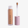 Auf weißem Hintergrund ist eine geöffnete Tube Wide Awake Full Coverage Concealer Honey Roast mit rosa Kappe und Applikatorstab abgebildet.