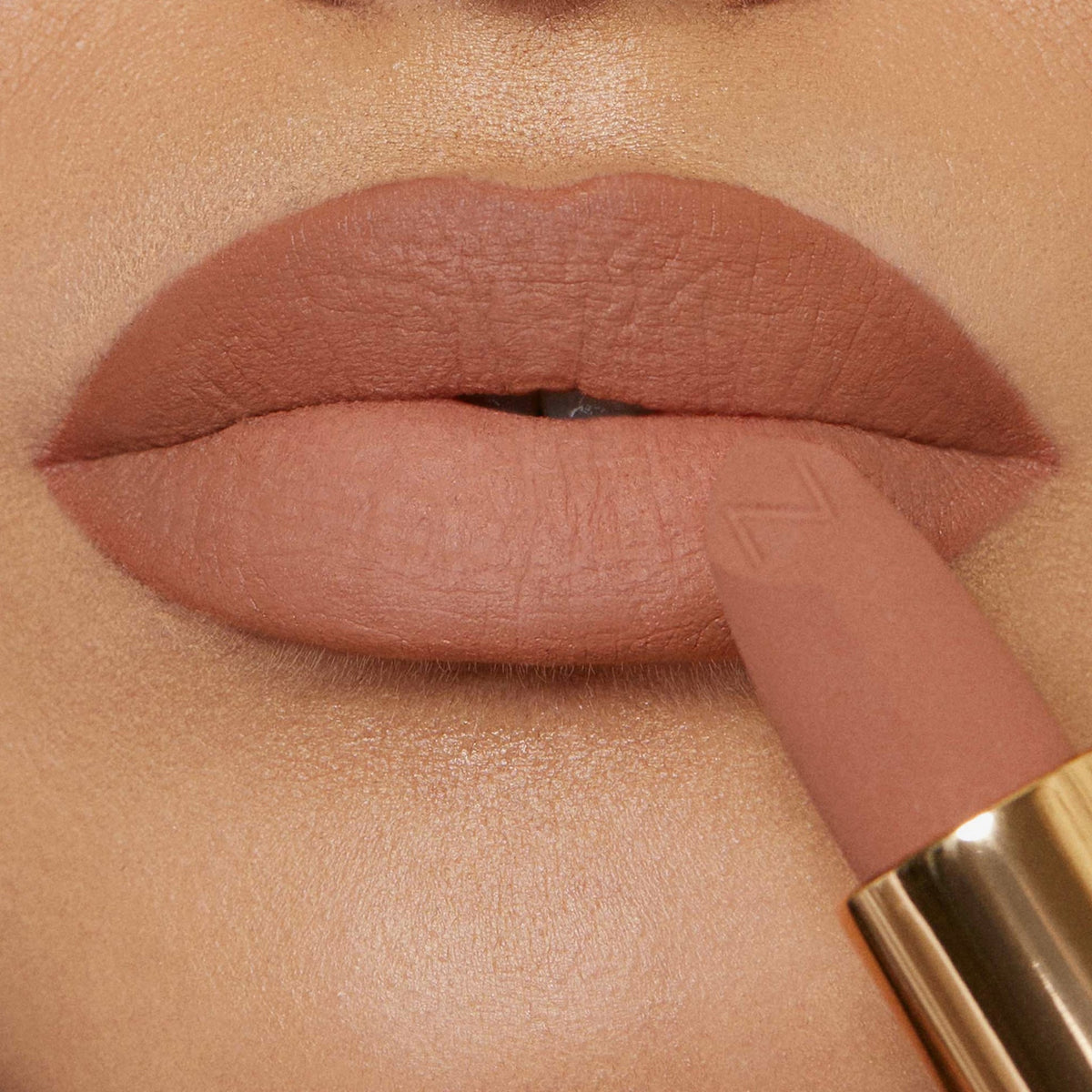 Der Matte Pleasure Lipstick in der Farbe Glam On auf den Lippen aufgetragen – Nahaufnahme mit samtig-mattem Finish.