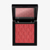 Das Rouge At First Blush von Mesauda Beauty in einer quadratischen Produktschale und integriertem Spiegel im Deckel und eingeprägtem M-Muster.
