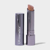 Dunkler silberner Drehstift des Fantastick Lipstick Topaz von LH Cosmetics mit  kühlem nudefarbenem Lippenstift auf weißem Hintergrund.
