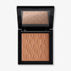 Das Puder Nude Venus von Mesauda Beauty in einer quadratischen Produktschale und integriertem Spiegel im Deckel und eingeprägtem M-Muster.
