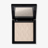 Das Puder Nude Venus von Mesauda Beauty in einer quadratischen Produktschale und integriertem Spiegel im Deckel und eingeprägtem M-Muster.
