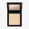 Das Puder Nude Venus von Mesauda Beauty in einer quadratischen Produktschale und integriertem Spiegel im Deckel und eingeprägtem M-Muster.
