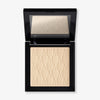 Das Puder Nude Venus von Mesauda Beauty in einer quadratischen Produktschale und integriertem Spiegel im Deckel und eingeprägtem M-Muster.
