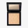 Das Puder Nude Venus von Mesauda Beauty in einer quadratischen Produktschale und integriertem Spiegel im Deckel und eingeprägtem M-Muster.
