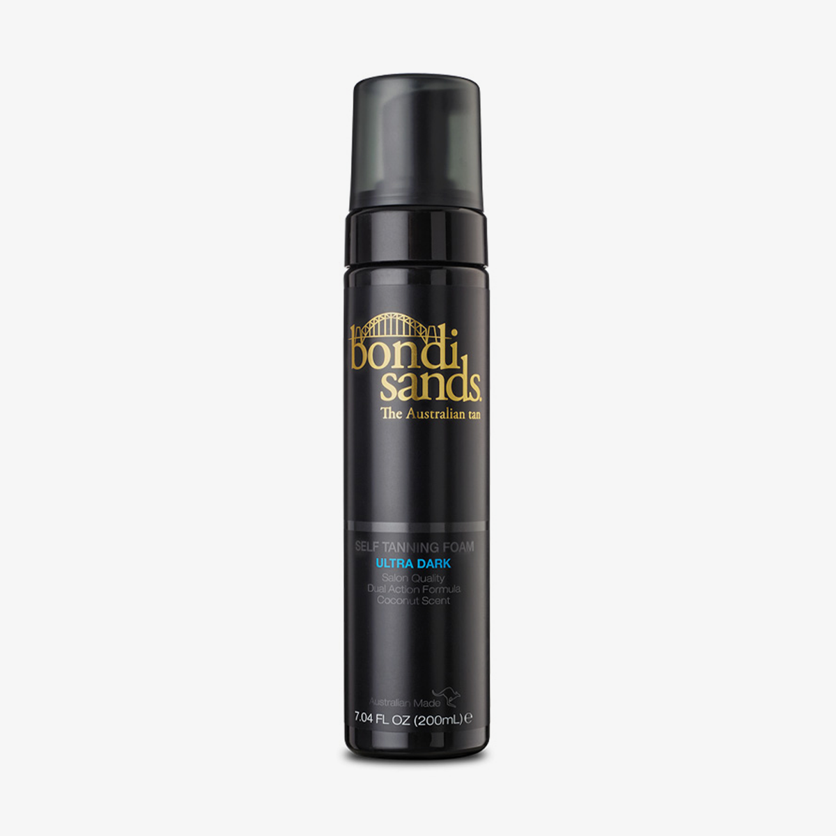Der Bondi Sands Self Tanning Foam Ultra Dark in einer schwarzen Flasche vor weißen Hintergrund