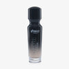 Eine halb transparente halb schwarze Flasche Chroma Cover Foundation Matte in der Farbe C3 vor weißem Hintergrund.