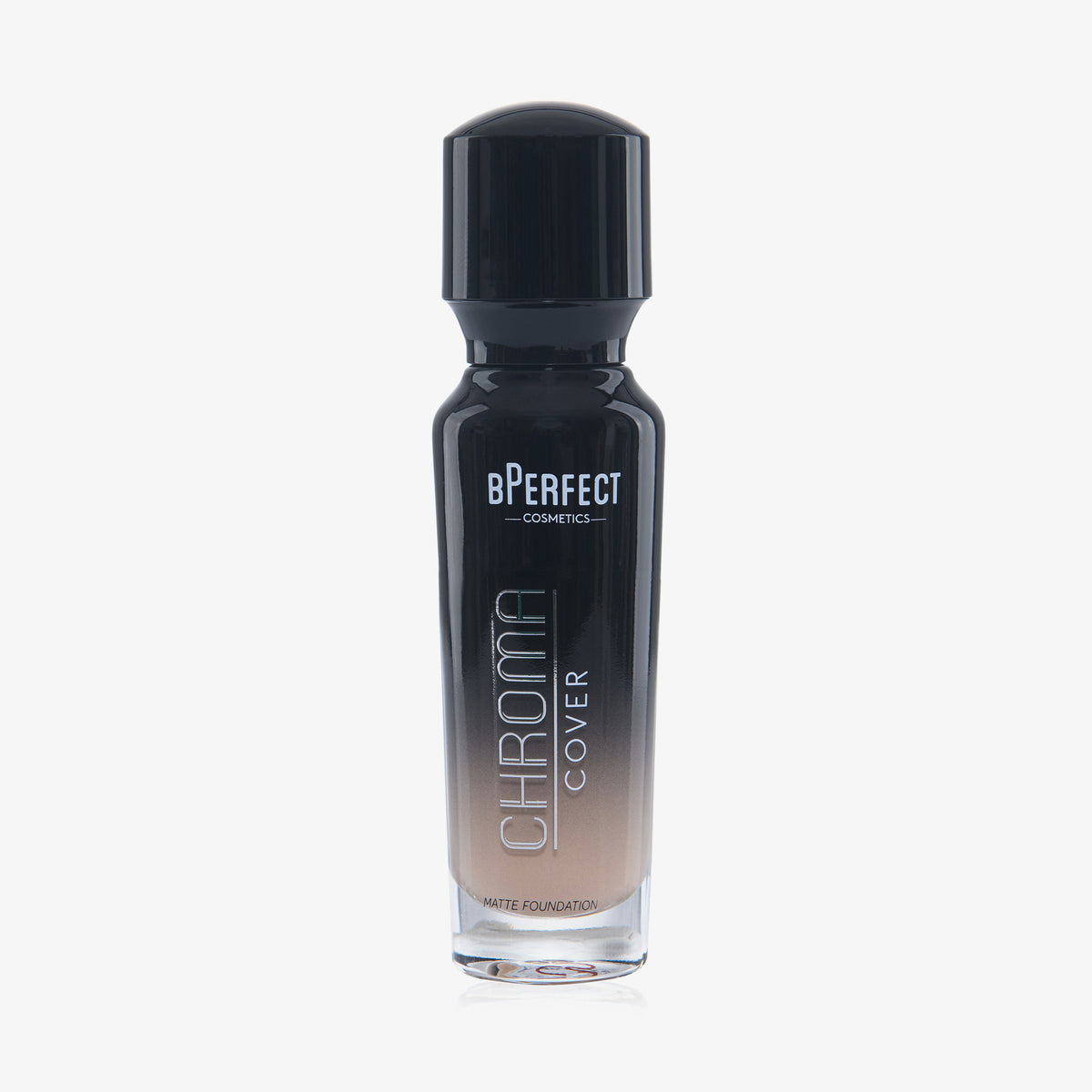 Eine halb transparente halb schwarze Flasche Chroma Cover Foundation Matte in der Farbe C5 vor weißem Hintergrund.