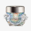 Transparenter Tiegel Infinite Chrome Flakes Firefly mit hellorange-blau schillerndem Inhalt und silbernem Deckel vor weißem Hintergrund.