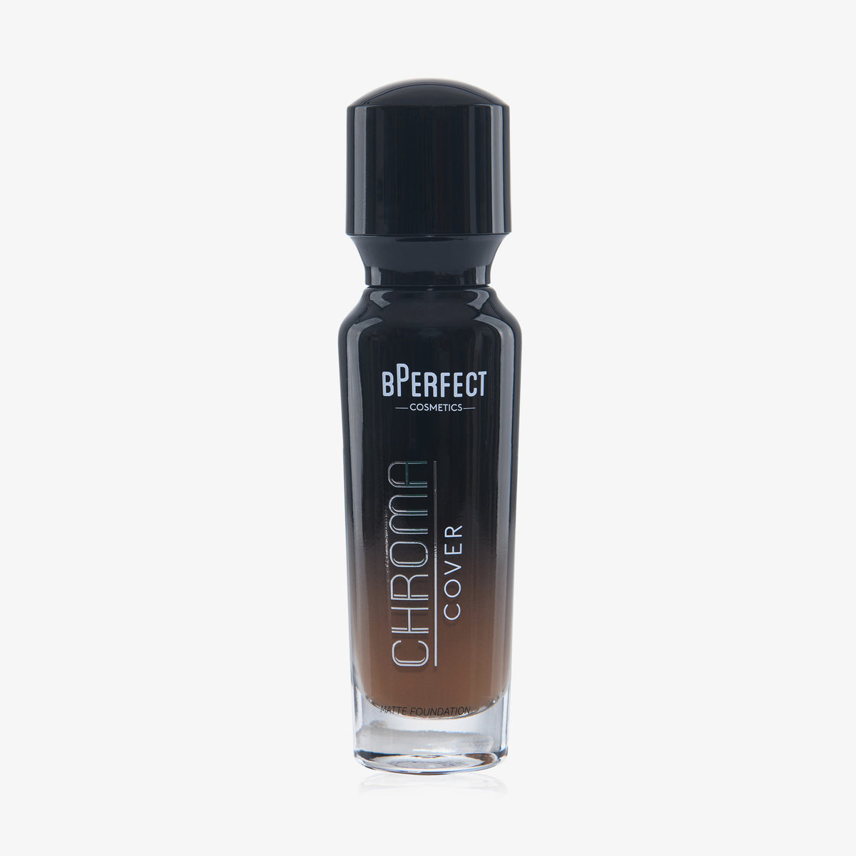 Eine halb transparente halb schwarze Flasche Chroma Cover Foundation Matte in der Farbe N9 vor weißem Hintergrund.