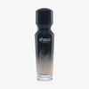 Eine halb transparente halb schwarze Flasche Chroma Cover Foundation Matte in der Farbe W3 vor weißem Hintergrund.
