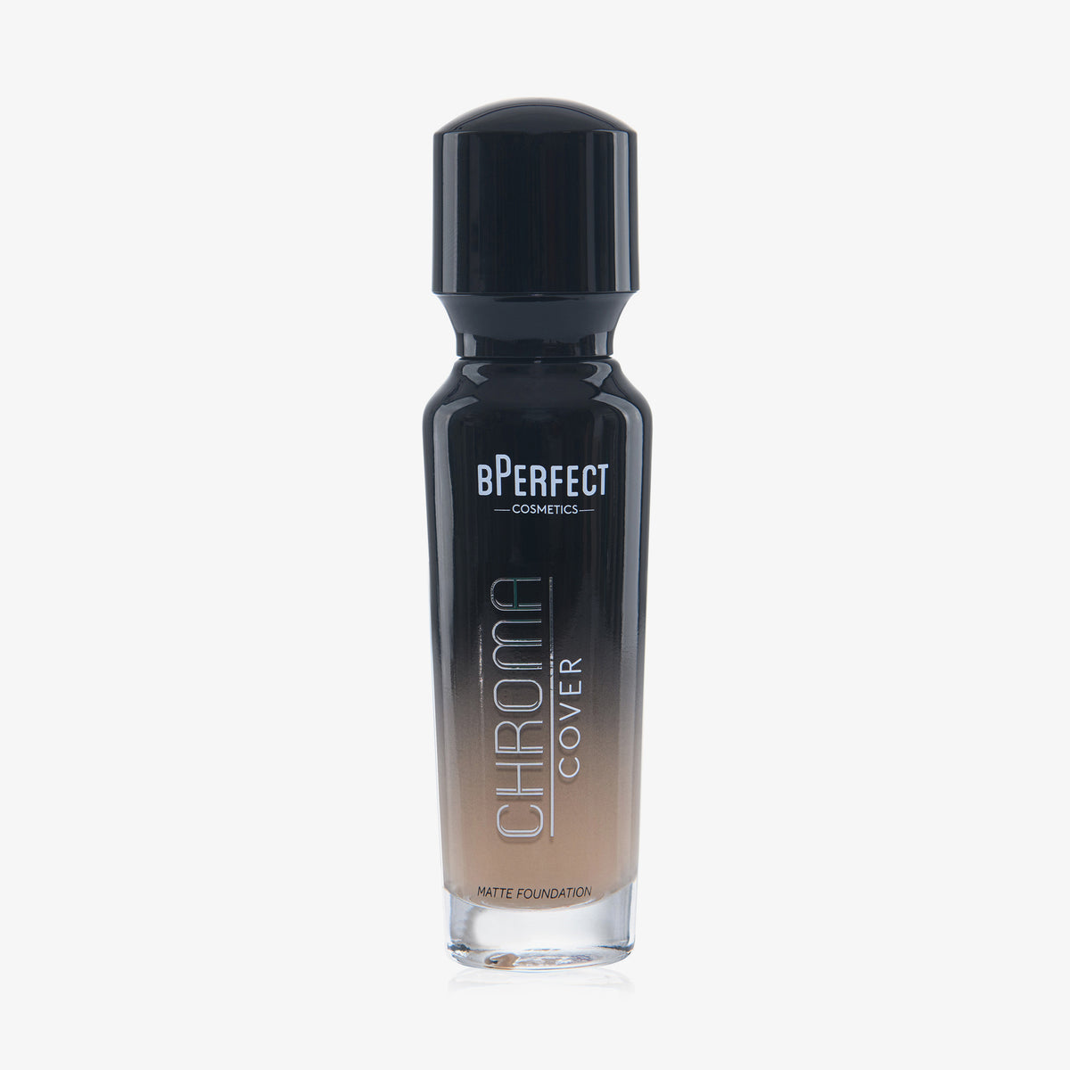 Eine halb transparente halb schwarze Flasche Chroma Cover Foundation Matte in der Farbe W7 vor weißem Hintergrund.