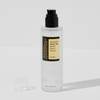 Eine durchsichtige Flasche COSRX Advanced Snail 96 Mucin Power Essence mit schwarzem Pumpspender auf einer weißen Oberfläche.