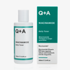 Die 100-ml-Flasche und die Schachtel des Niacinamide Daily Toner, beide weiß mit grünen Akzenten, stehen nebeneinander.