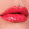 Nahaufnahme von glänzenden, korallfarbenen Lippen mit dem Fantastick Lipstick I DIE von LH Cosmetics.