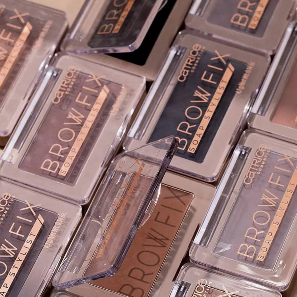 Mehrere Brow Fix Soap Stylists neben- und untereinander angeordnet.